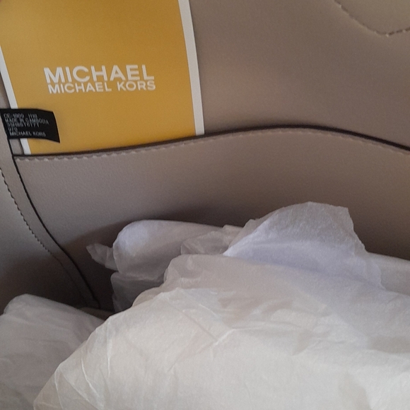 Michael Kors MK Cassie Large Leather Tote in Blue - Picture 3 of 8